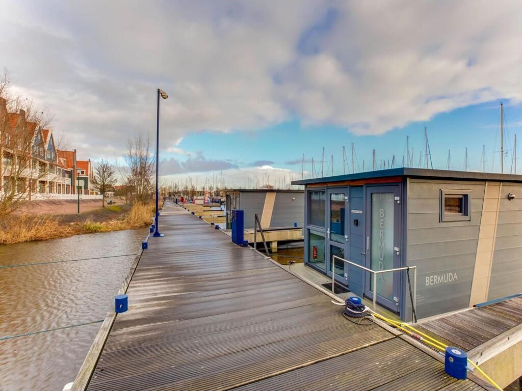 Modern Houseboat In Marina Of Volendam Hotel Екстериор снимка