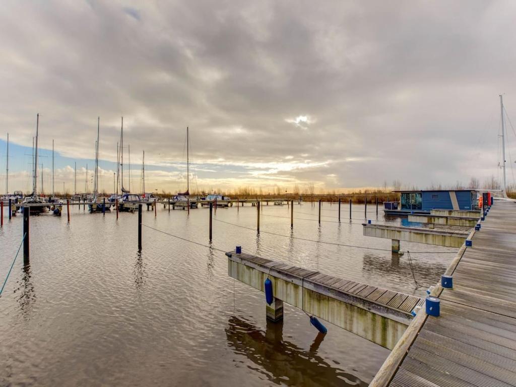Modern Houseboat In Marina Of Volendam Hotel Екстериор снимка