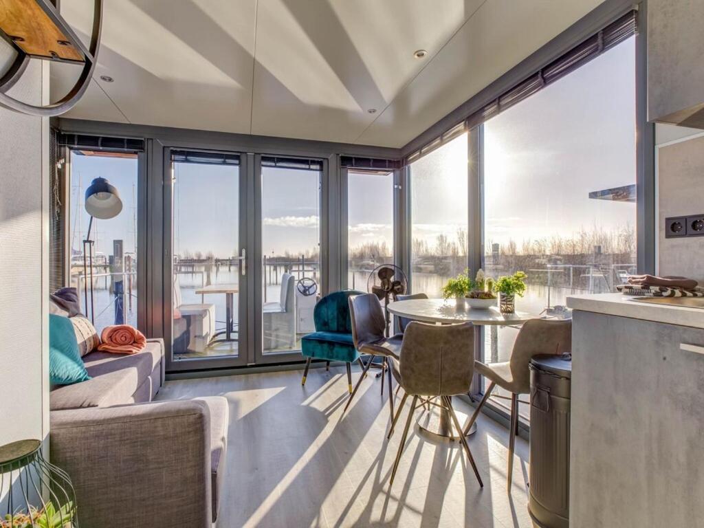 Modern Houseboat In Marina Of Volendam Hotel Екстериор снимка