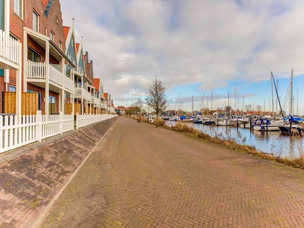 Modern Houseboat In Marina Of Volendam Hotel Екстериор снимка