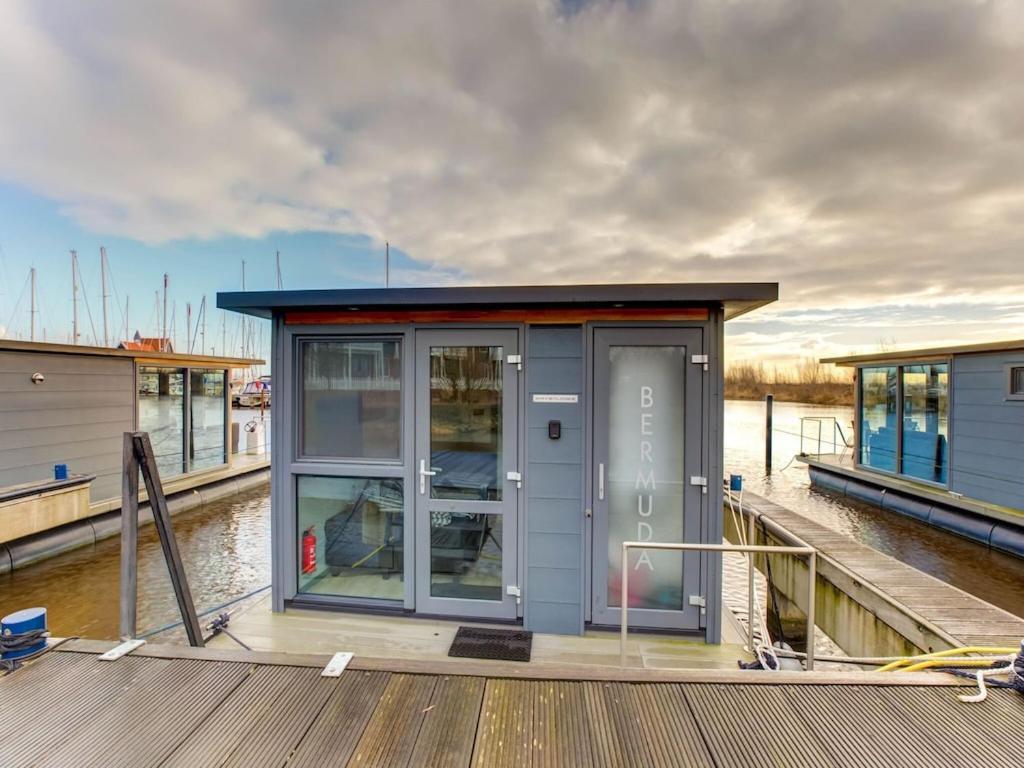 Modern Houseboat In Marina Of Volendam Hotel Екстериор снимка