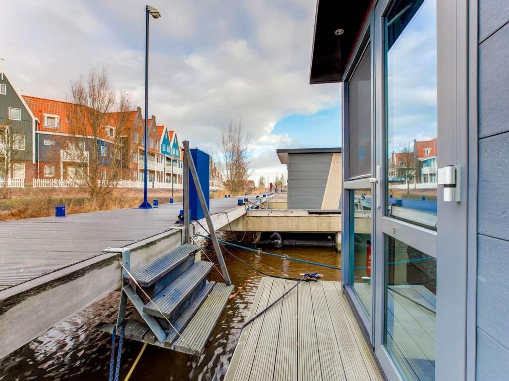 Modern Houseboat In Marina Of Volendam Hotel Екстериор снимка